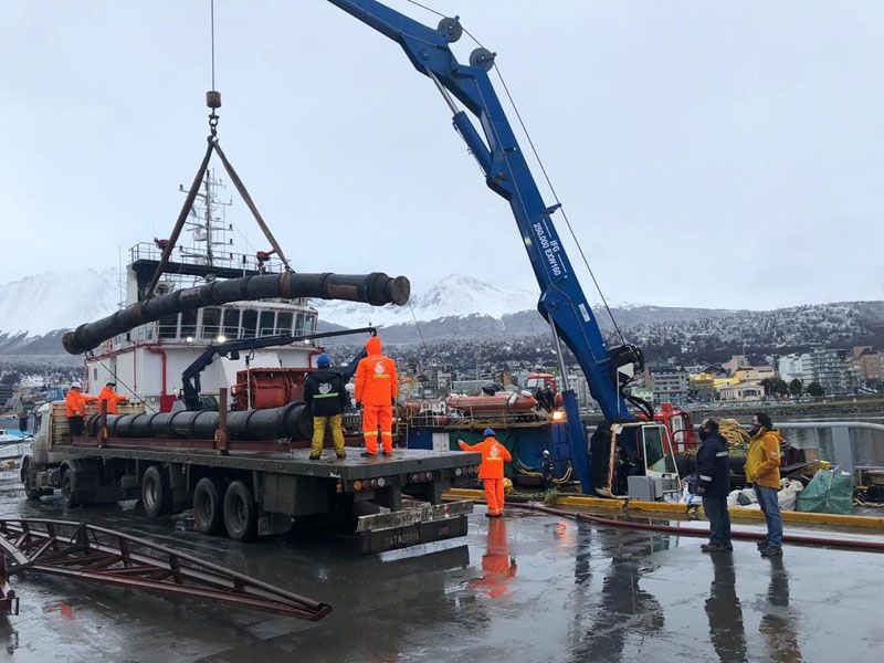 Operativo de carga de insumos en el Puerto para la reparación de la monoboya