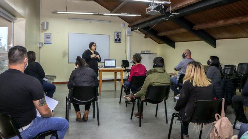 Personal de Atención al Vecino se capacita para abordar casos de conflictos vecinales