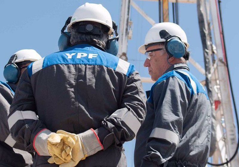 En marzo hubo una fuerte caída en la producción de petróleo