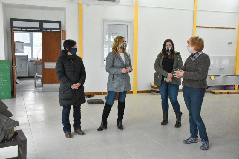 Funcionarias municipales visitaron la Escuela Experimental ‘Las Gaviotas’