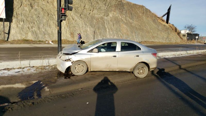Por esquivar un perro chocó contra un poste