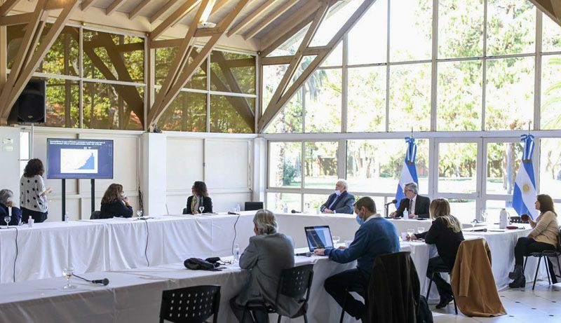 FERNÁNDEZ SE REUNIÓ CON INFECTÓLOGOS: PIDIERON