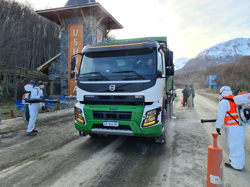Limpian transportes que ingresan a la ciudad
