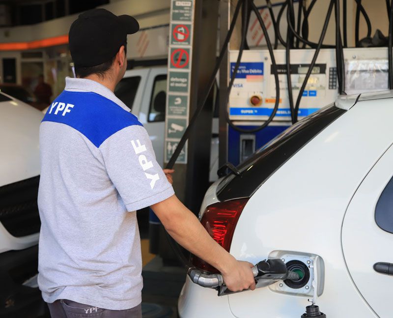 Kulfas: se está analizando un aumento de combustibles