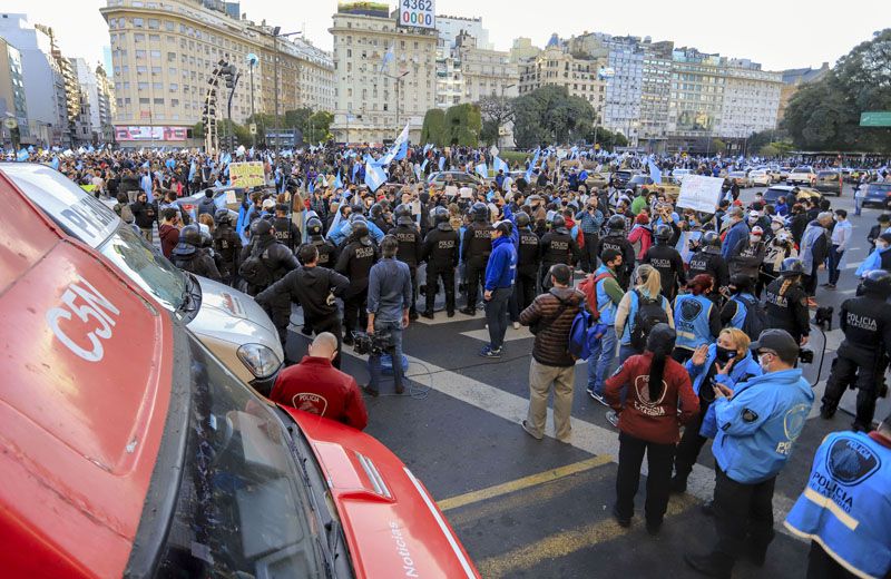 EN PLENO PICO DE CONTAGIOS DE CORONAVIRUS, MULTITUDINARIOS "BANDERAZOS" CONTRA EL GOBIERNO EN DISTINTOS PUNTOS DEL PAÍS