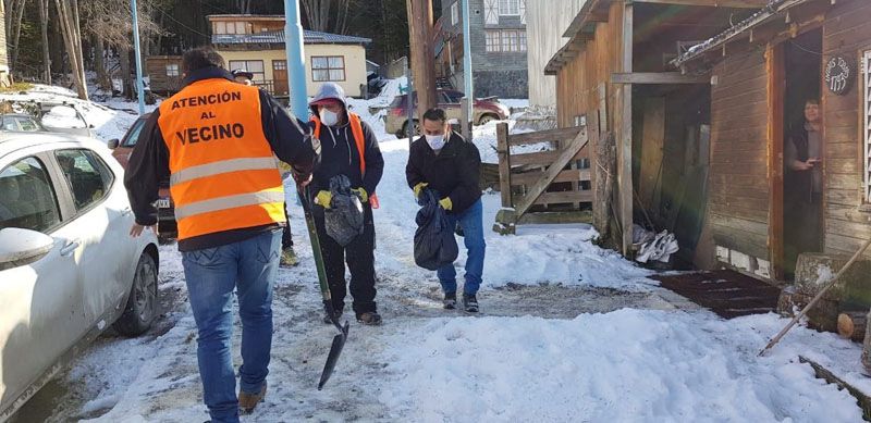 Atención al Vecino y el PAMI realizaron limpieza de veredas de adultos mayores