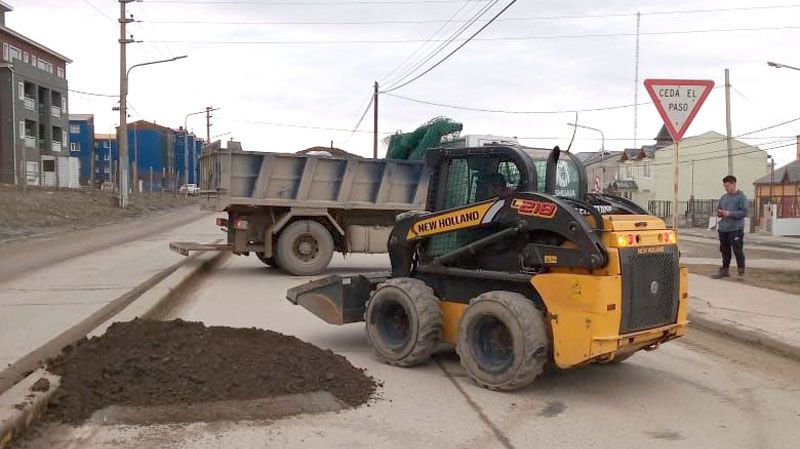 Personal municipal inició la limpieza de cordones en Ushuaia