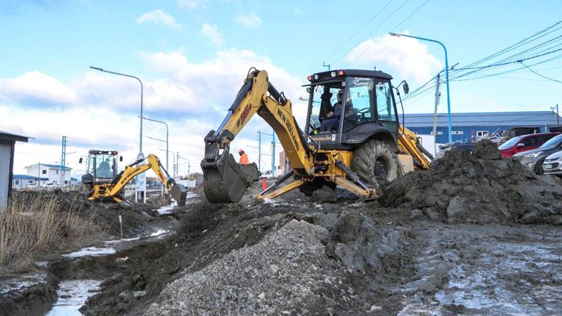 La Municipalidad realiza limpieza de cunetas en avenida Héroes de Malvinas
