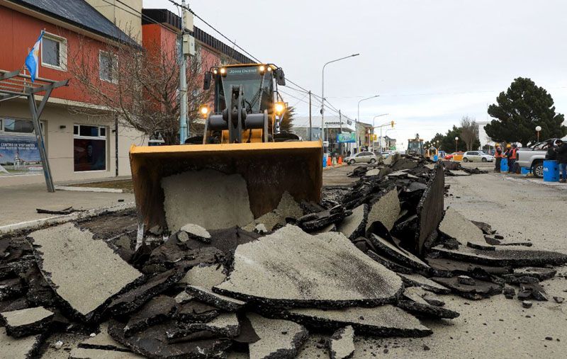 Intensos trabajos del Municipio de Río Grande para reparar avenida Belgrano