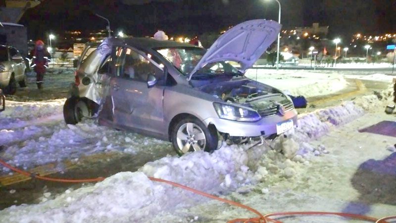 Dos jóvenes lesionados tras violento despiste y choque