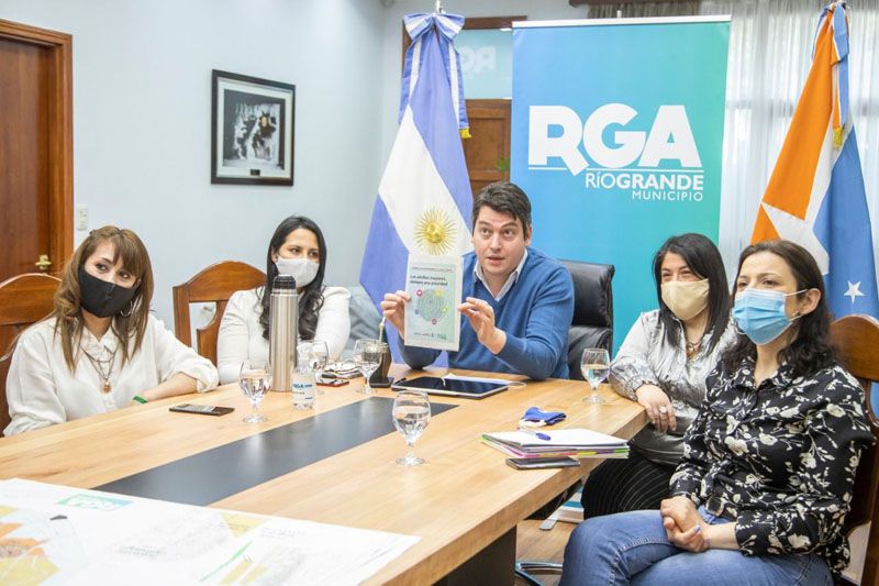 Perez anunció el plan de acompañamiento de personas mayores