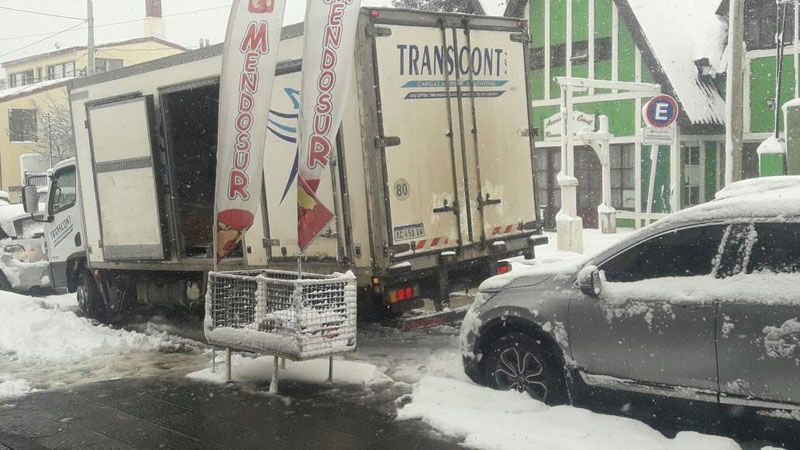 Camión dañó un semáforo en Kuanip y Perón