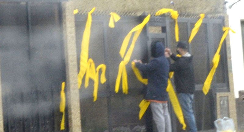 Escrache en la vivienda de un acusado por violación