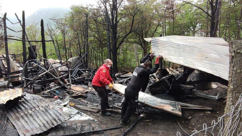Se quemó por completo una casilla en el barrio 2 Banderas