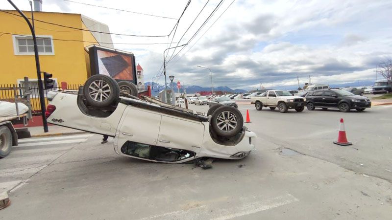 Violento vuelco en esquina céntrica
