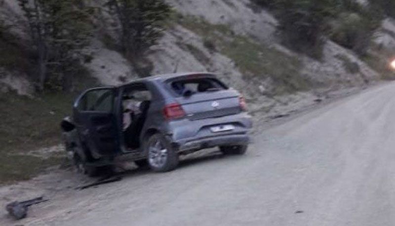 Un hombre y dos mujeres resultaron heridos al chocar contra la ladera de una montaña