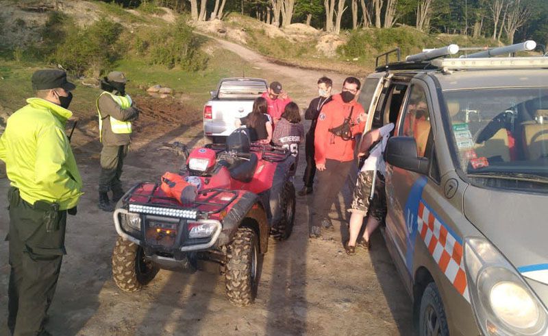 Rescatan a un hombre y dos menores