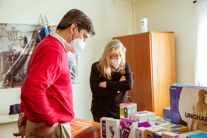 La Aduana donó equipamiento electrónico y prendas de vestir al gobierno