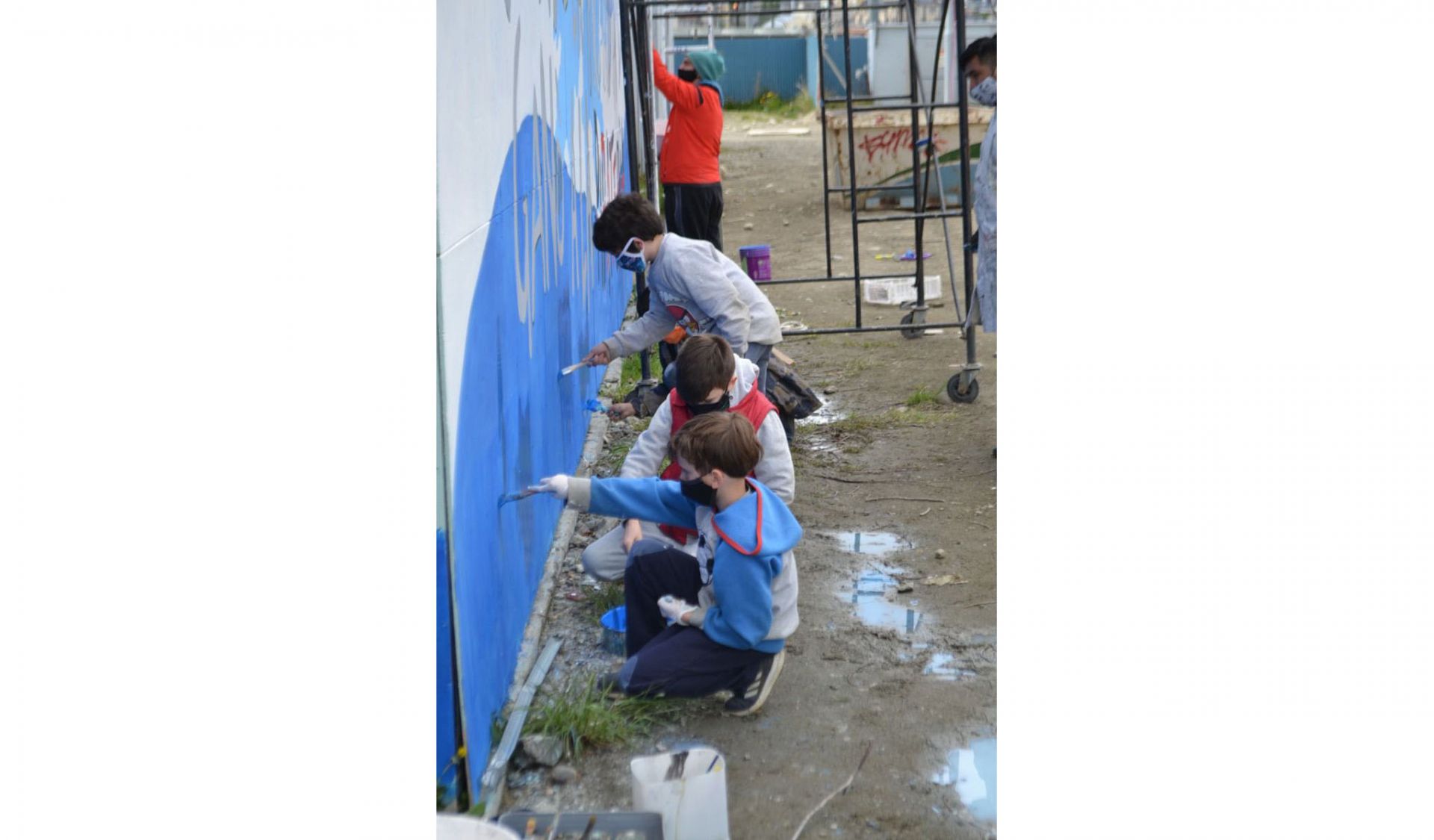 Muralistas y vecinos dan forma al mural homenaje a Diego Maradona