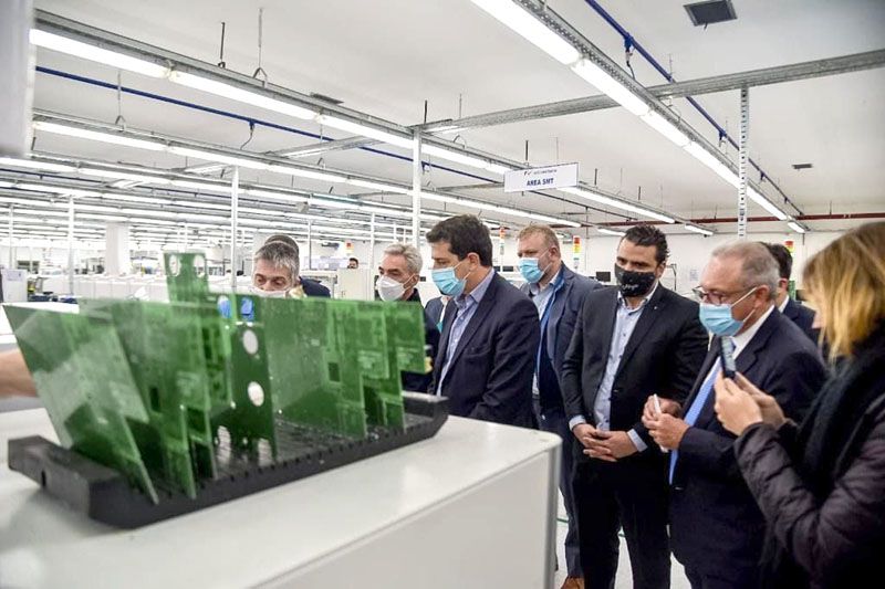 El Intendente Vuoto recorrió la fábrica Radio Victoria con Wado de Pedro