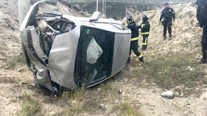 Un auto volcó en el ingreso a Playa Larga