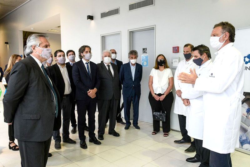 FERNÁNDEZ VISITÓ EL LABORATORIO DONDE SE DESARROLLÓ EL SUERO HIPERINMUNE ANTI COVID-19 QUE SE COMENZARÁ A USAR EN HOSPITALES