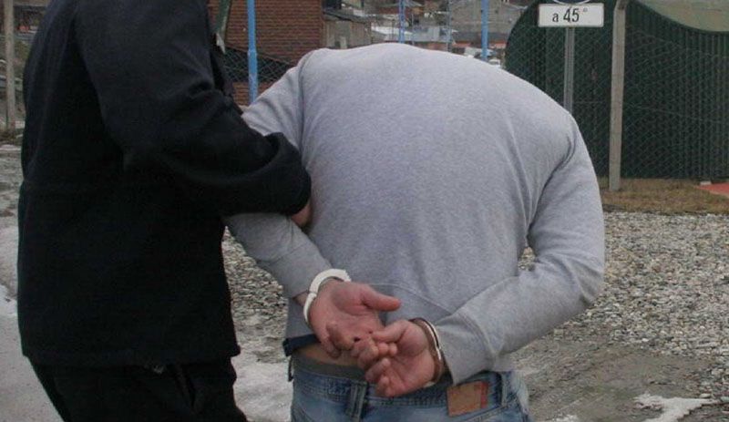 Robó y violó la prohibición de circular durante la noche