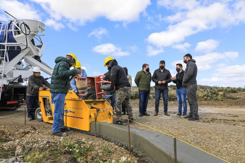 El intendente Perez recorrió la obra cordón cuneta en el barrio UOM circunvalación 