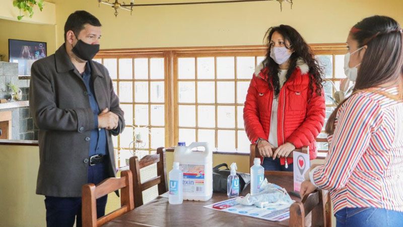 El Municipio de Ushuaia entrega kits sanitizantes en alojamientos turísticos
