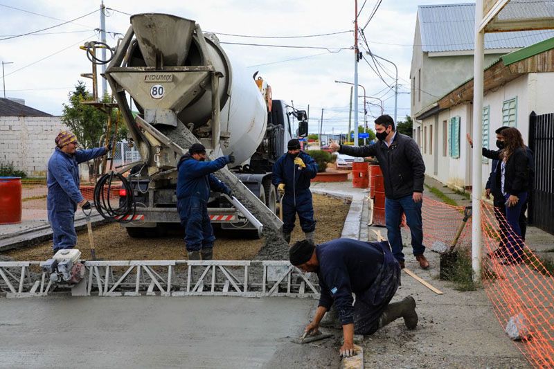 El intendente Perez recorrió obras de pavimento en Chacra II