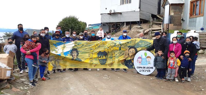 Tato Aguilera y La Peña de Boca, entregaron útiles en Ushuaia