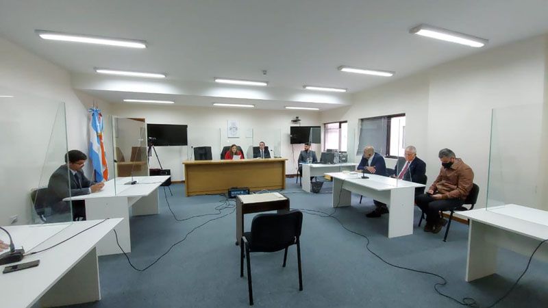 Absolvieron a dos médicos