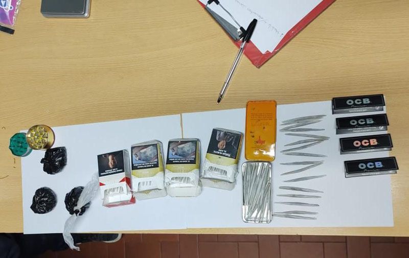  Detienen a dos jóvenes con más de 120 cigarrillos de marihuana 