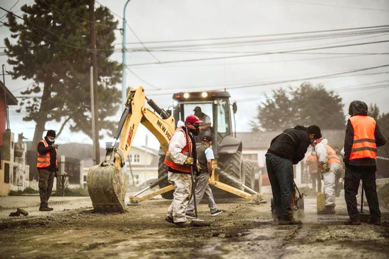 Personal municipal bachea calles en Ushuaia