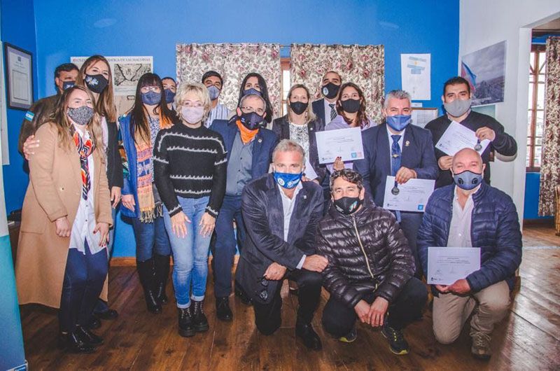  Homenajearon a docentes bicontinentales 