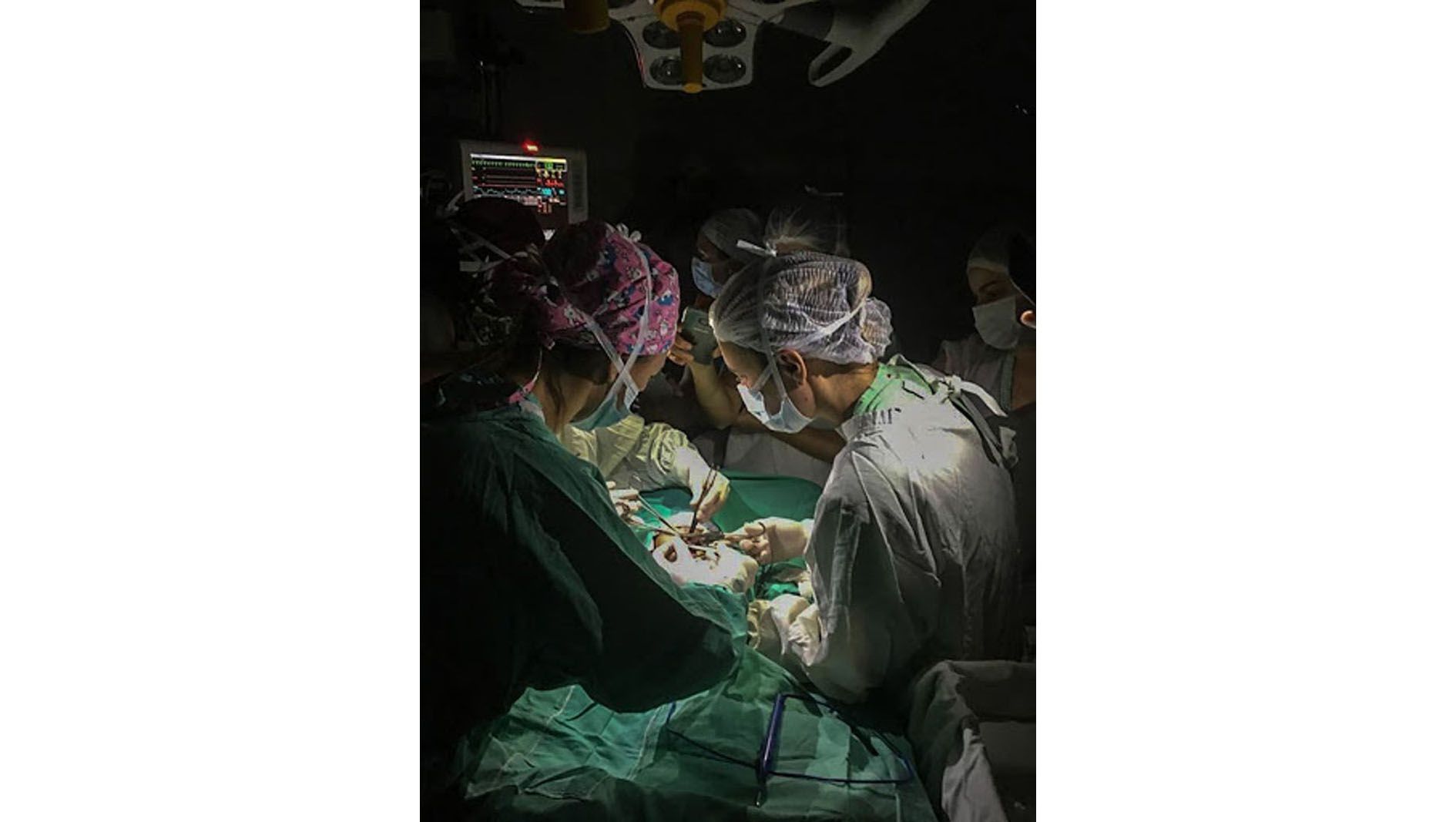 Denuncian que terminaron una cirugía con la luz de un celular