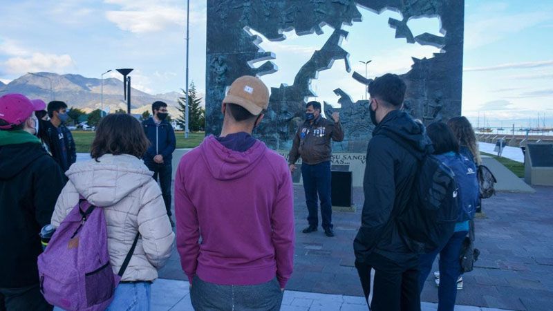  Estudiantes de la escuela experimental Las Lengas recorrieron la Plaza Malvinas 