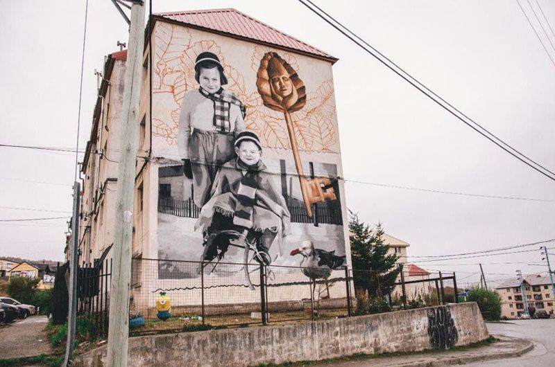 Un nuevo mural evoca a la vieja Ushuaia 