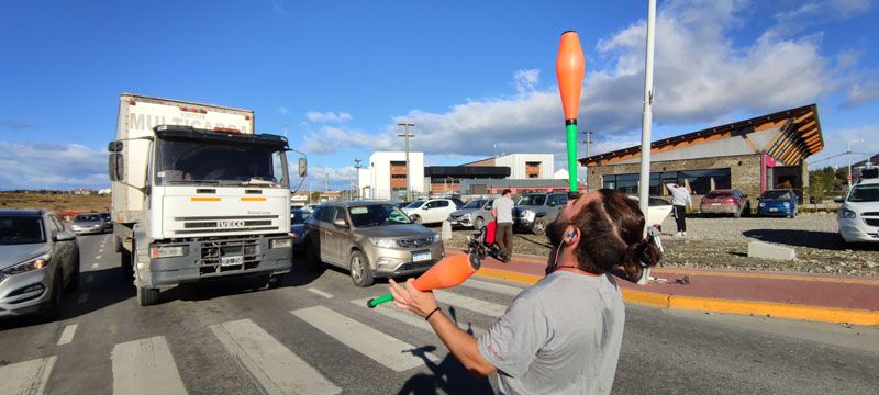Es de Ushuaia y haciendo malabares recorrió varios países de América Latina