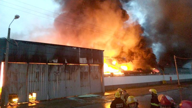 El fuego arrasó Australtex