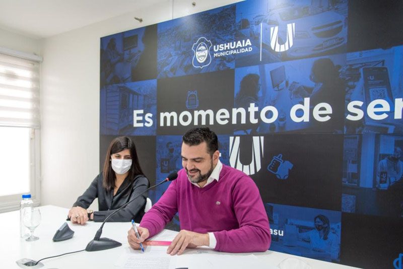 Vuoto firmó un nuevo convenio para otorgar la Tarjeta +U