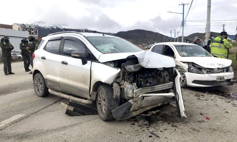 Por evitar control de Gendarmería terminó chocando
