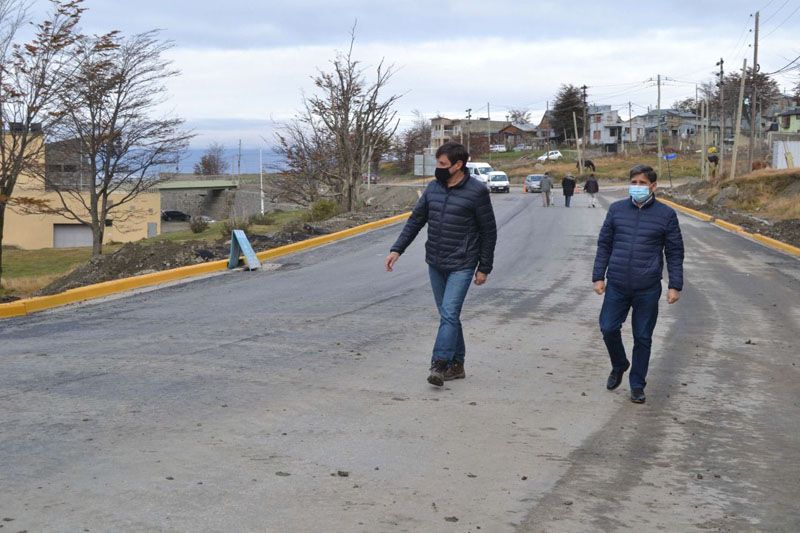 Pino recorrió la obra de pavimentación en la calle principal de Andorra