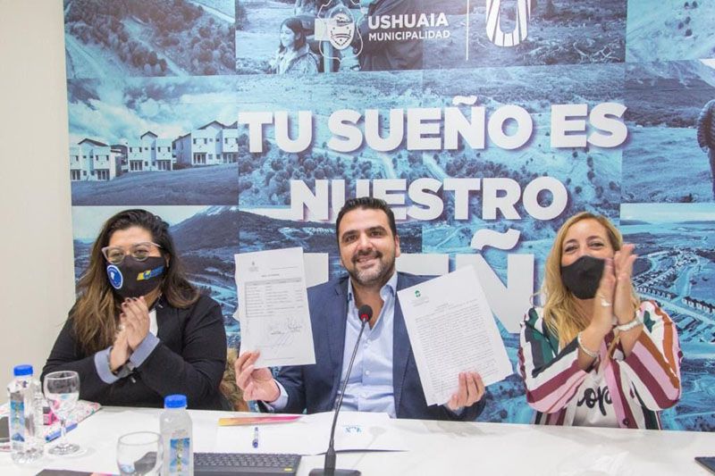 Vuoto firmó convenio por tierras con gremio de carteros