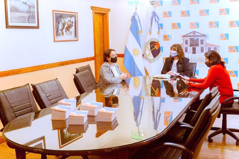 Urquiza entregó Constituciones Provinciales a instituciones educativas 