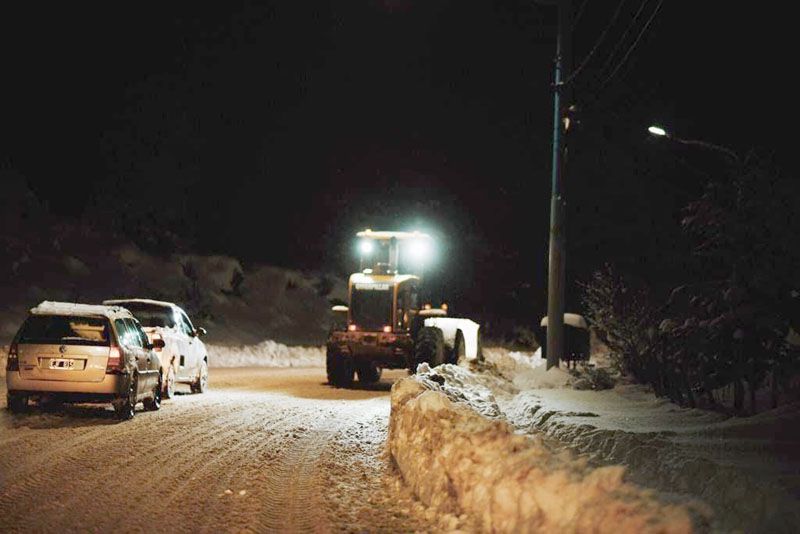 Intenso trabajo de personal y maquinaria municipal para despejar la nieve 