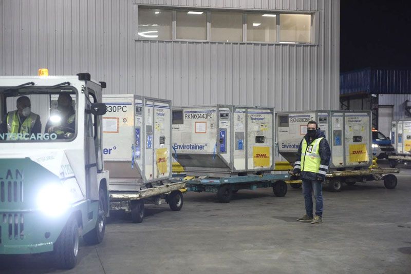 Arriban 2.148.600 vacunas de AstraZeneca y la Argentina superará los 17,5 millones de dosis