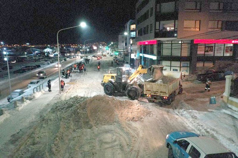 Siguen los operativos de remoción de nieve en Ushuaia 