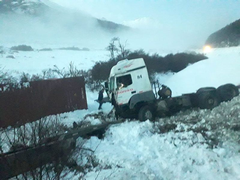 Un camión se despistó y cayó por un barranco