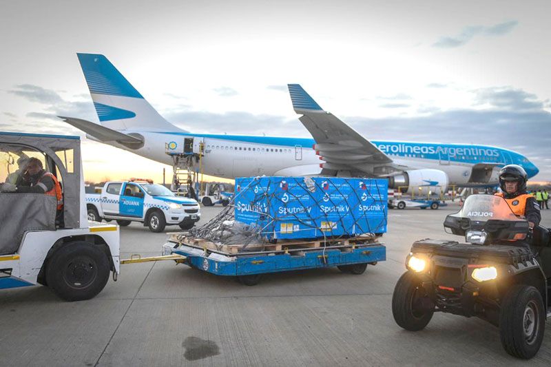  Llegó el vuelo con el primer lote del principio activo para producir la vacuna Sputnik V en Argentina